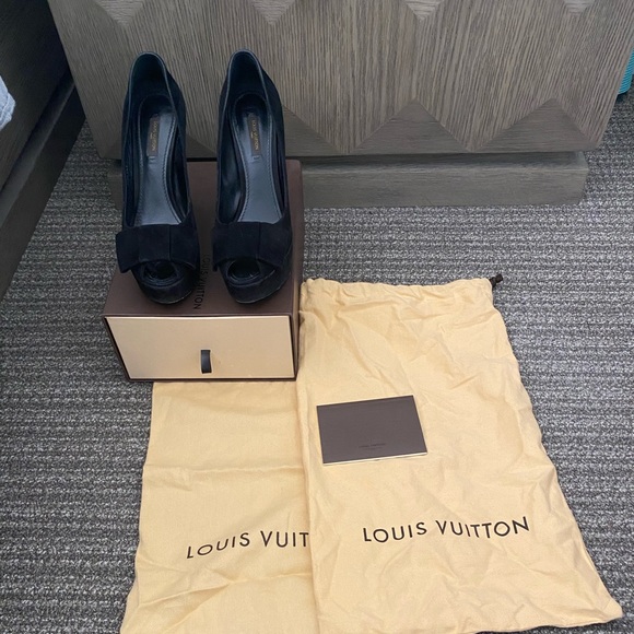 Louis Vuitton Suede Pumps with Large Bow - Picture 7 of 8